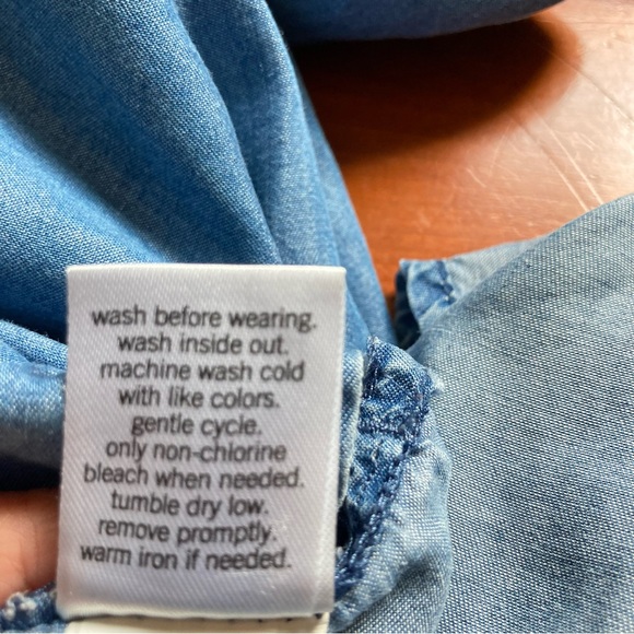 SO Chambray Denim Boyfriend Tshirt Long Sleeves Front Pockets Womens Medium - Picture 11 of 13